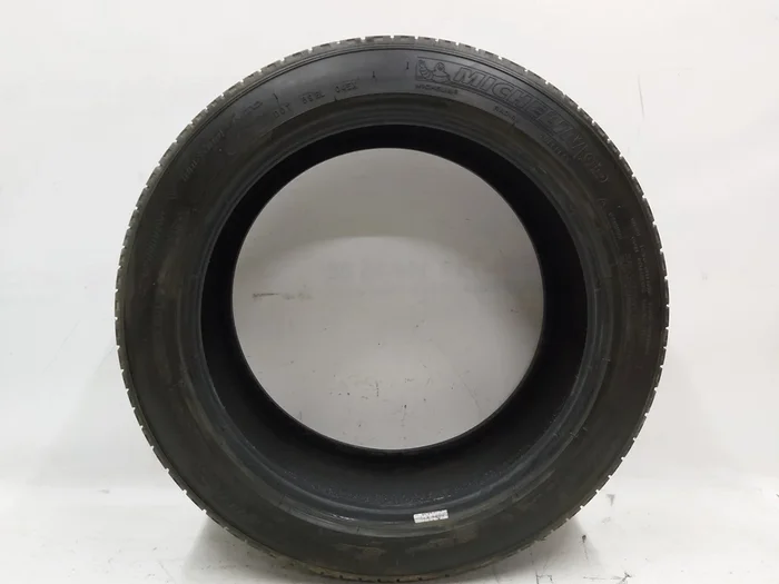 1234215-00-A Neumático 235 / 45R18 98W A / S MICHELIN PRIMACY MXM4 en Tesla Model 3. Estos son neumáticos de marca reconocida, que son la opción preferida para el popular coche eléctrico de EE. UU. El fabricante recomienda utilizar solo repuestos original