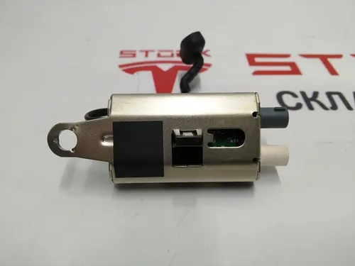 1 Підсилювач антена лівий Tesla model X 1448944-00-C