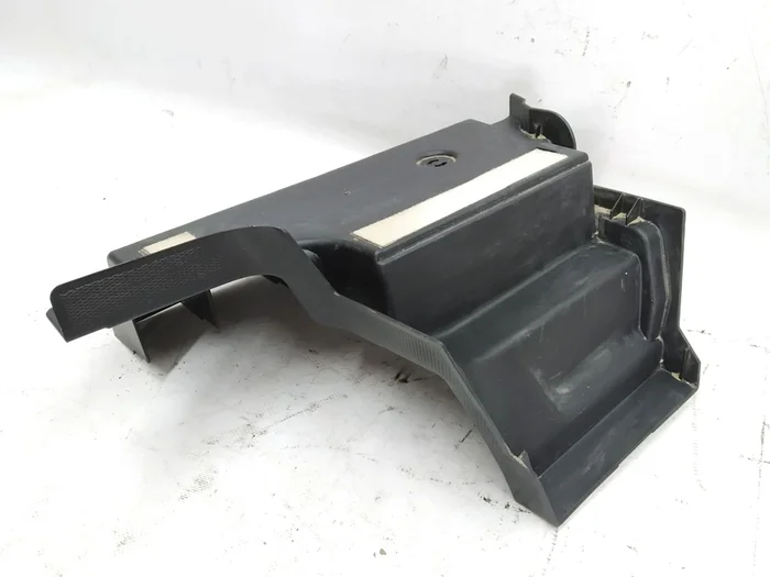 4 Кронштейн кріплення обшивки багажника лівий Tesla model 3 1470967-00-B