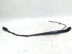 Braccio tergicristallo destro con gruppo tubo e ugello danneggiato Tesla modello Y 1490248-00-C