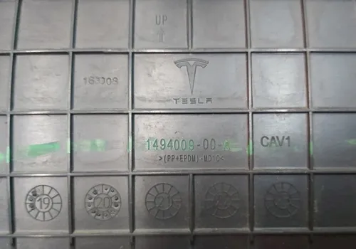 Крышка диффузора бампера заднего нижнего (заглушка фаркопа, люк) Tesla Model Y 1494009-00-A