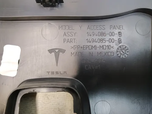Панель замка підкапотного боксу Tesla model Y 1494086-00-B
