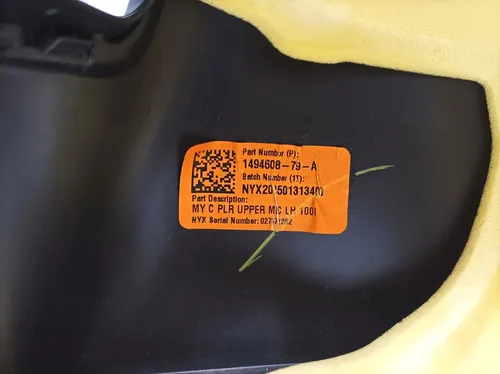 支柱安全带套左侧有损坏 Tesla 型号 Y 1494608-79-A