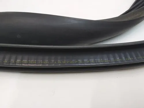 Ущільнювач дверного отвору переднього лівого Tesla Model Y 1497673-98-E