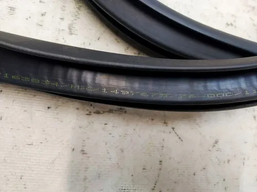 Ущільнювач дверного отвору заднього правого Tesla Model Y 1497676-98-C