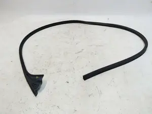 Ущільнювач дверного молдингу верхній правий Tesla model Y 1497678-00-C