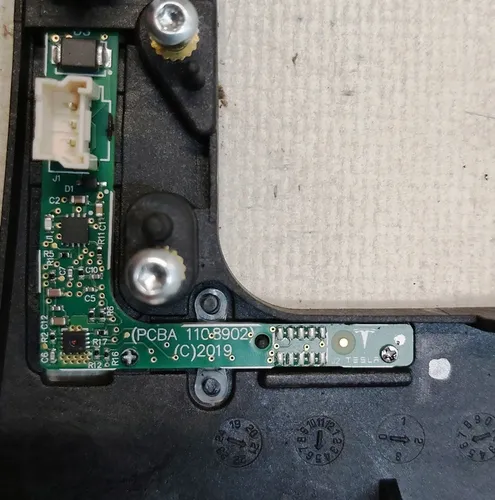 Кронштейн кріплення камери TRIPLE із датчиком температури лобового скла (у зборі) Tesla model Y 1498233-00-C