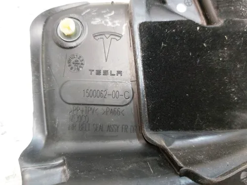 Vnitřní těsnění skla dveří, přední levé Tesla Model Y 1516942-00-A