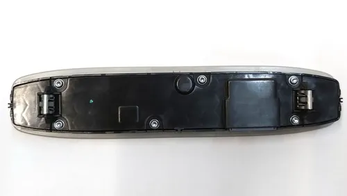 Osvětlovací panel s mikrofonem a tlačítkem nouzového signálu, přední (smontovaný) Tesla model Y 1500237-00-E