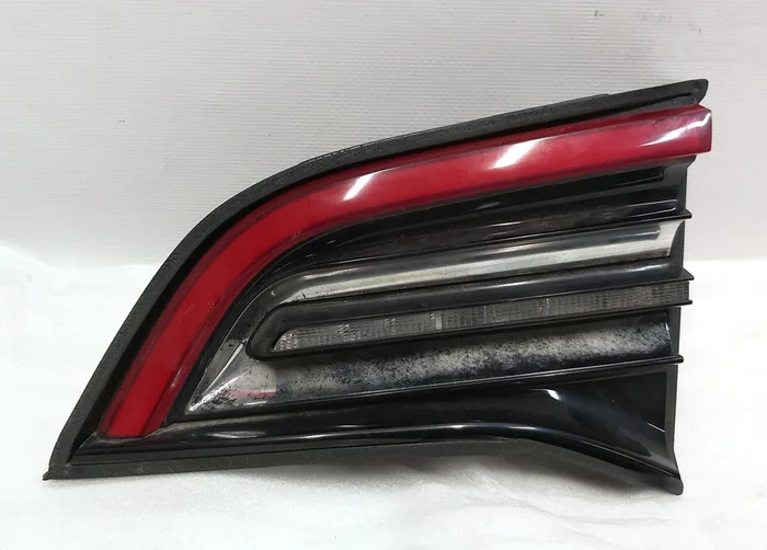 右侧的光全局4针特斯拉模型3，型号Y 1502089-00-00-B