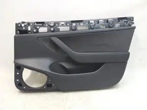 Forreste højre dørkort PREM BLACK (dækkende top blød bund plast) med glasblok (mat) Tesla model 3 1514769-89-B