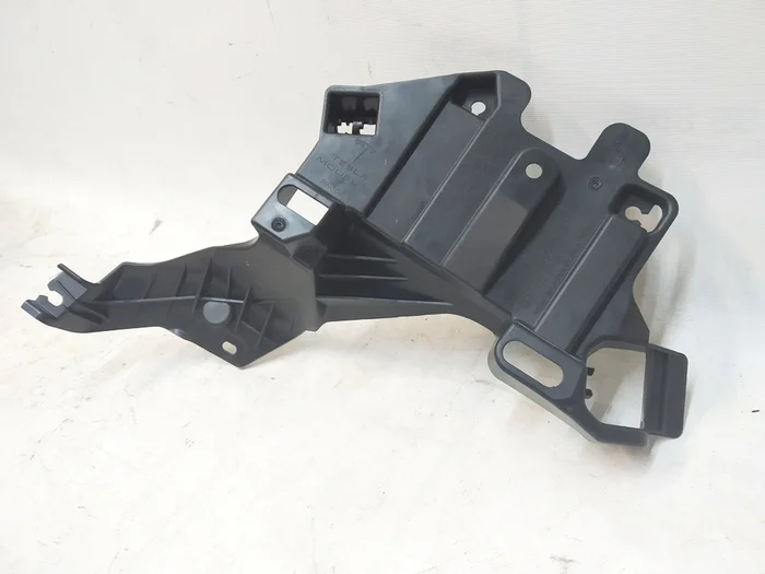 左 C 柱装饰支架（损坏）Tesla model Y 1516195-00-B