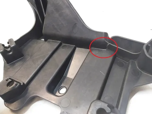 左 C 柱装饰支架（损坏）Tesla model Y 1516195-00-B