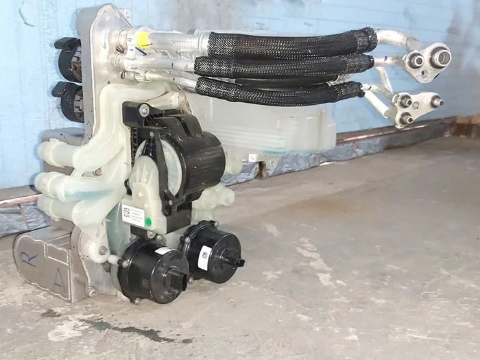 Тепловий насос системи охолодження в зборі Tesla model 3, model Y 1547595-00-E