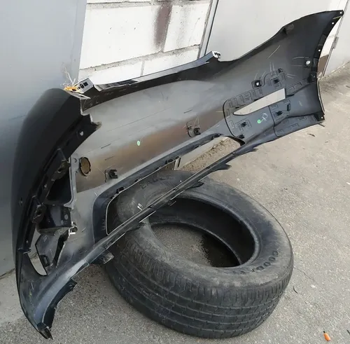Přední nárazník PBSB smontovaný s držáky. krep. parkování, mlha. světlomety a blatníky s poškozením Tesla model Y 1493736-S1-A