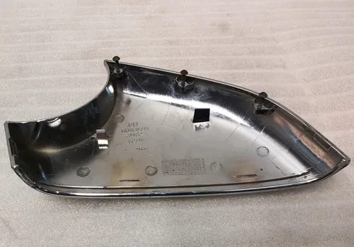 Vnější pravý spodní kryt zrcátka chrom s poškozením Tesla model S, model S REST 1041318-00-G