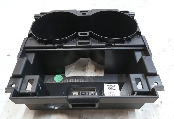 Корпус підстаканника центральної консолі Tesla model Y 1755531-00-A