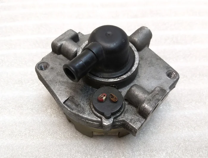 Sestava kartáče (kryt se vstupní armaturou) kompresor vzduchového odpružení WABCO Tesla model S REST, model X 1027911-00-H