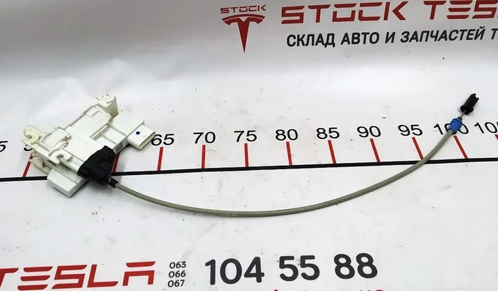 1 Vytahovací mechanismus zámku předních levých dveří Tesla model X 1126199-00-B