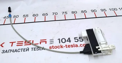 1 Vytahovací mechanismus zámku předních levých dveří Tesla model X 1126199-00-B