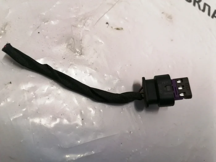 Konektor parkovacího senzoru Tesla model S REST 1-1670917-1