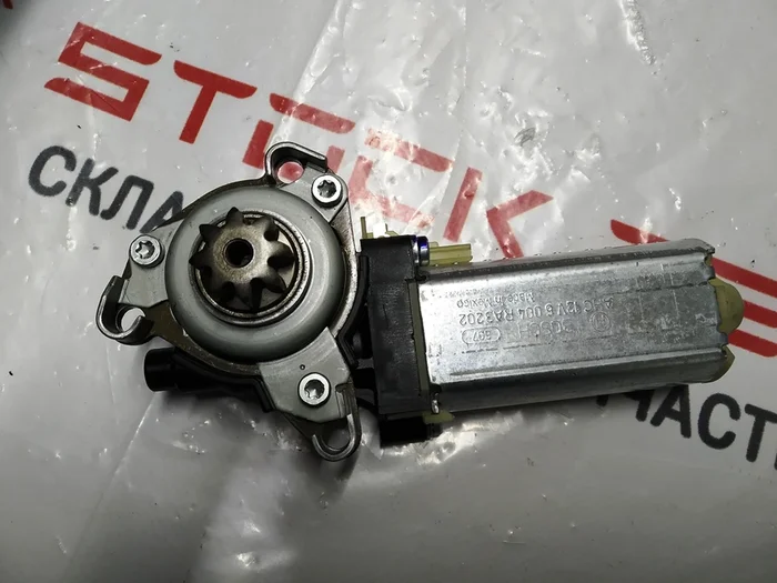 4 6004RA3202 Silnik elektryczny do regulacji pochylenia siedzenia pasażera w całości w samochodzie elektrycznym Tesla Model S. Jeden z ważnych elementów wnętrza popularnego auta elektrycznego ze Stanów Zjednoczonych. Te części Tesli zapewniają wygodne sie