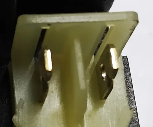 4 6004RA3202 Silnik elektryczny do regulacji pochylenia siedzenia pasażera w całości w samochodzie elektrycznym Tesla Model S. Jeden z ważnych elementów wnętrza popularnego auta elektrycznego ze Stanów Zjednoczonych. Te części Tesli zapewniają wygodne sie