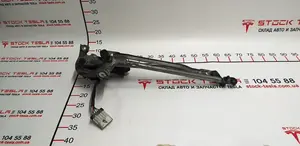 6005946-00-G Meccanismo tergicristallo su una Tesla Model S. Un elemento speciale responsabile del funzionamento delle parti mobili che puliscono il vetro da sporco e gocce di pioggia. Tutti i componenti Tesla, compreso l'articolo presentato, sono mar