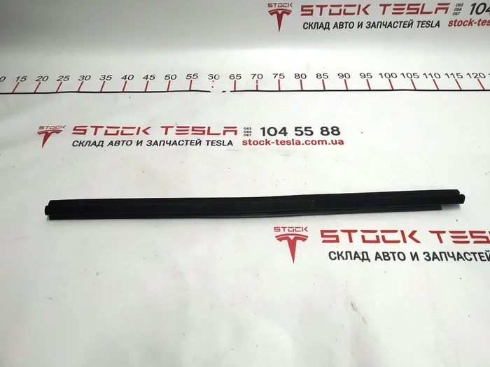 2 Ущільнювач скла внутрішній двері передньої правої Tesla model S, model S REST 1038406-00-A