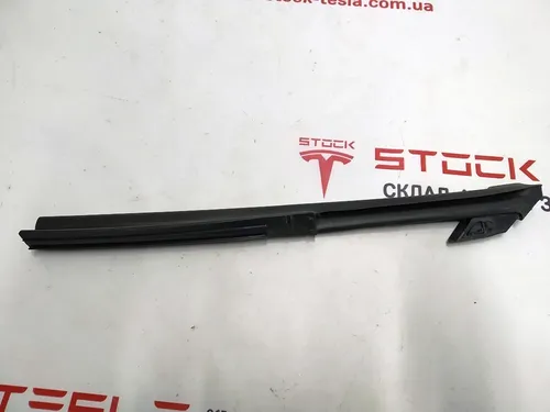 12 Ущільнювач кватирки двері передньої правої Tesla model S, model S REST 6009607-99-C