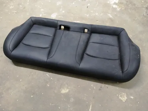 Sofa in der zweiten Reihe (beheizt) PRM PUR BLK Tesla Modell 3 7654336-01-B