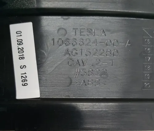 Накладка декоративна сидіння 2-го ряду нижня передня передня Tesla model X 1066624-00-A